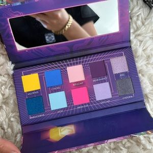 Game beauty cyberpunk eyeshadow palette brand new pink blue yellow purple bright